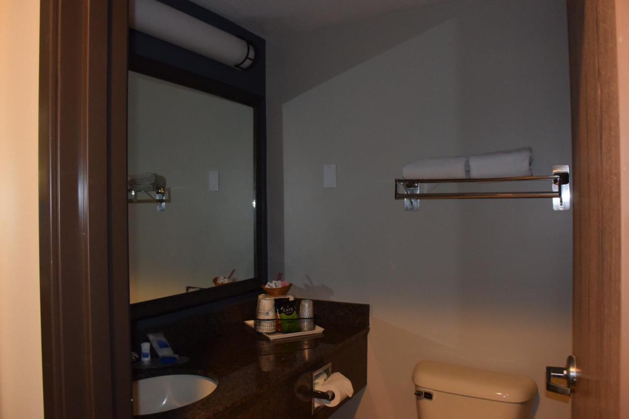 King Room with BathTub - Disability Access at Best Western Newberg Inn