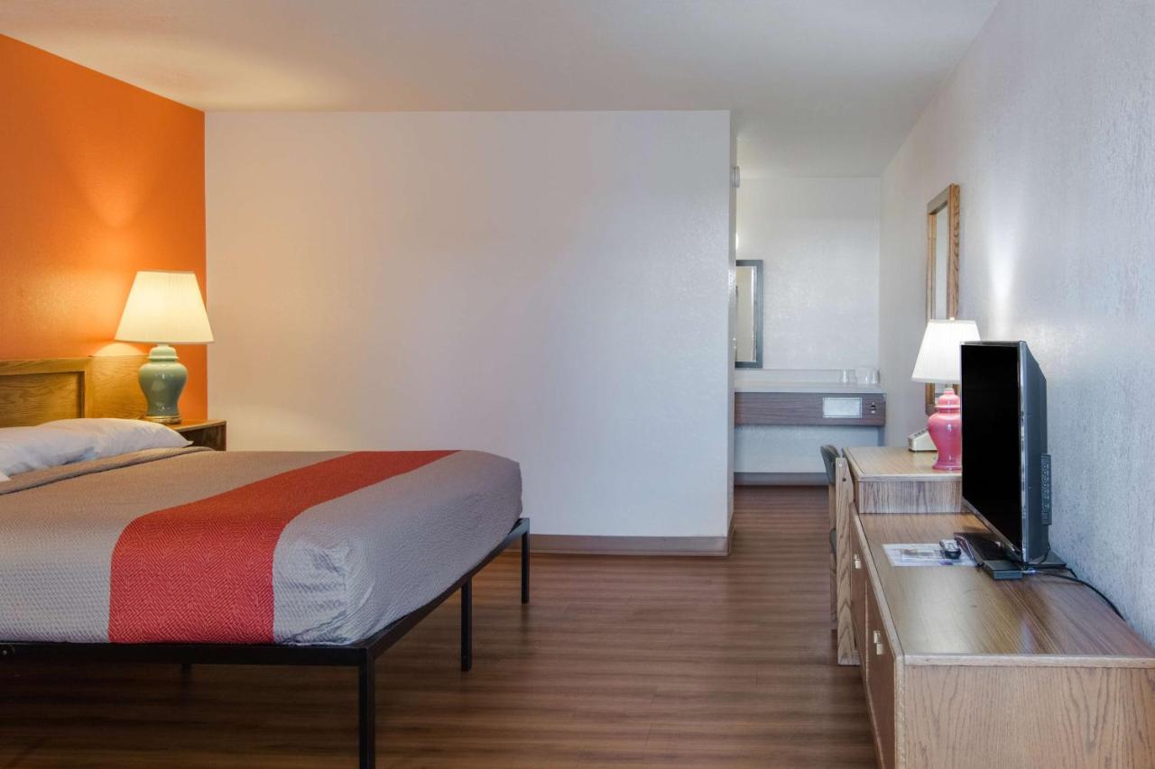 | Motel 6-Madras, OR