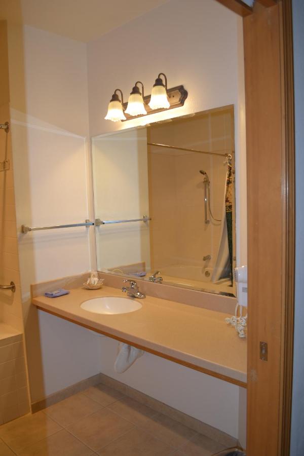 Honeymoon Suite at Anaco Bay Inn