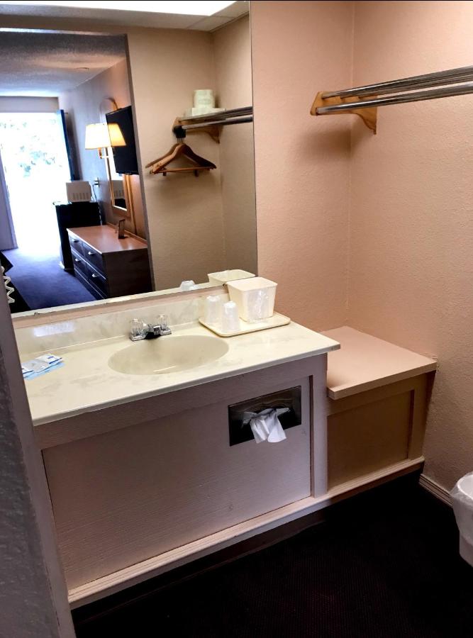 Double Room with Two Double Beds - Smoking at Rodeway Inn Findlay University Area