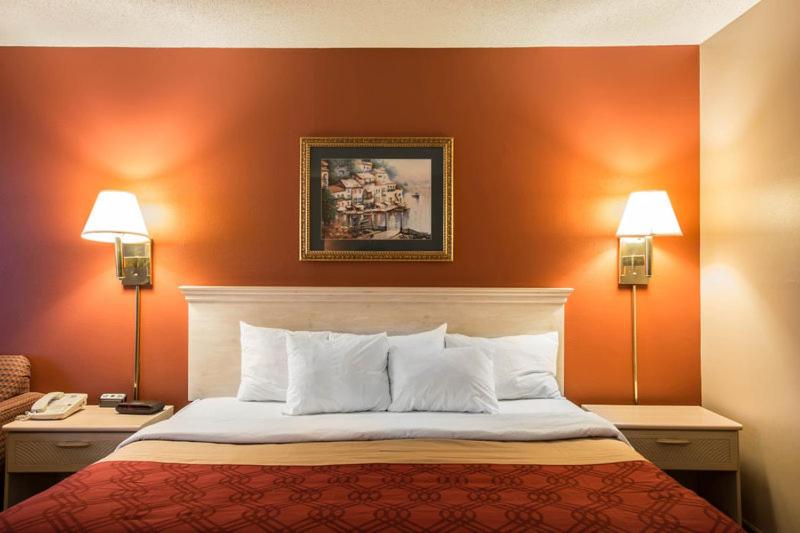 King Room - Smoking at Greeneville Inn and Suites