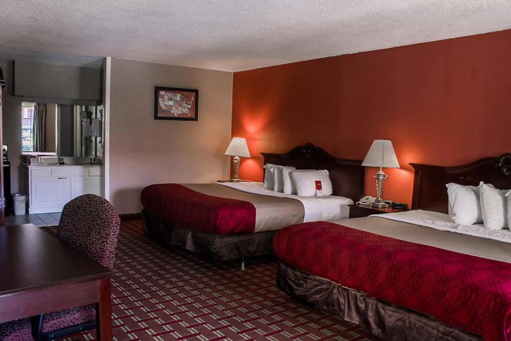 Deluxe Queen Room at Greeneville Inn and Suites