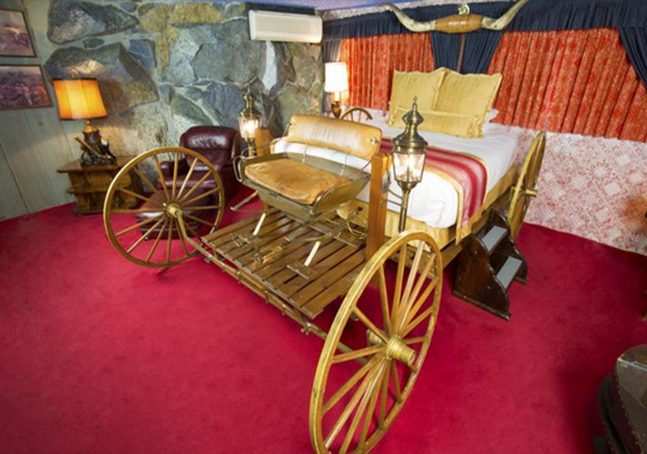 Yahoo at Madonna Inn
