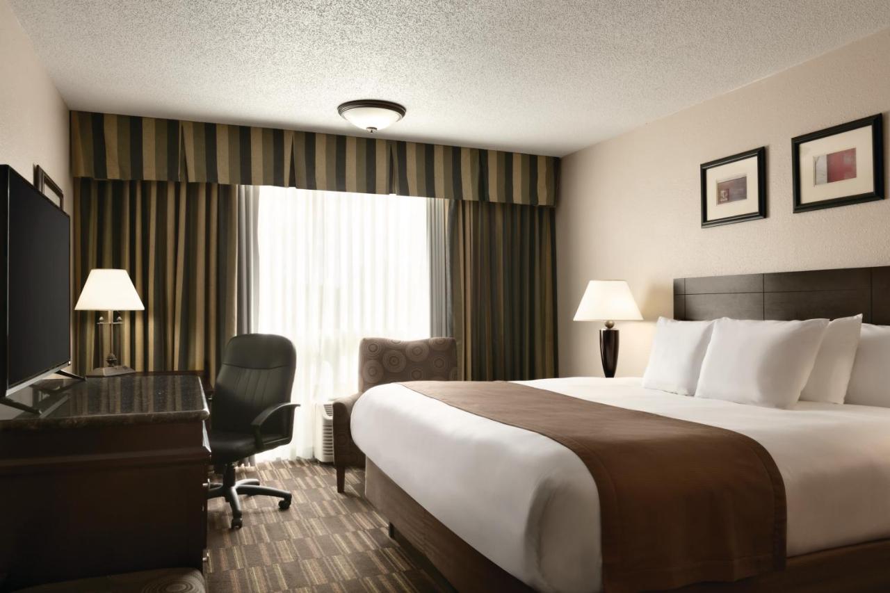 King Room with Roll-in Shower - Disability Access/Non-Smoking at Radisson Hotel Louisville North