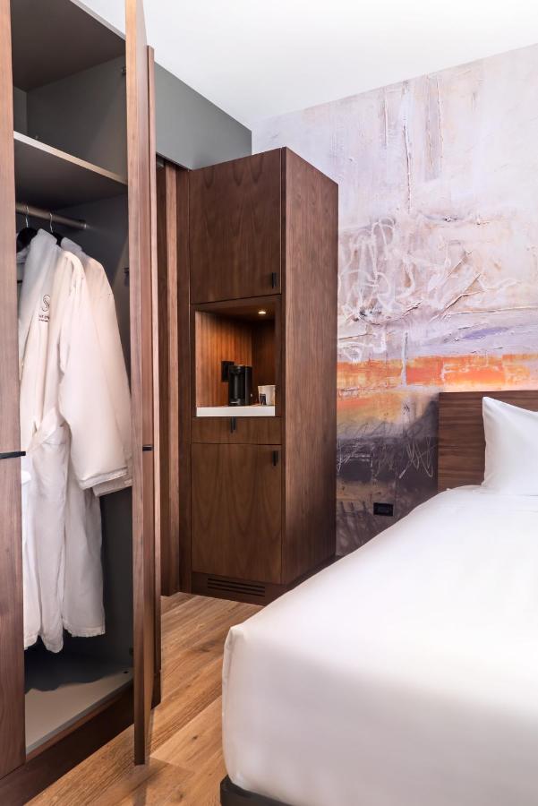 Deluxe King Room at The Hotel at Midtown
