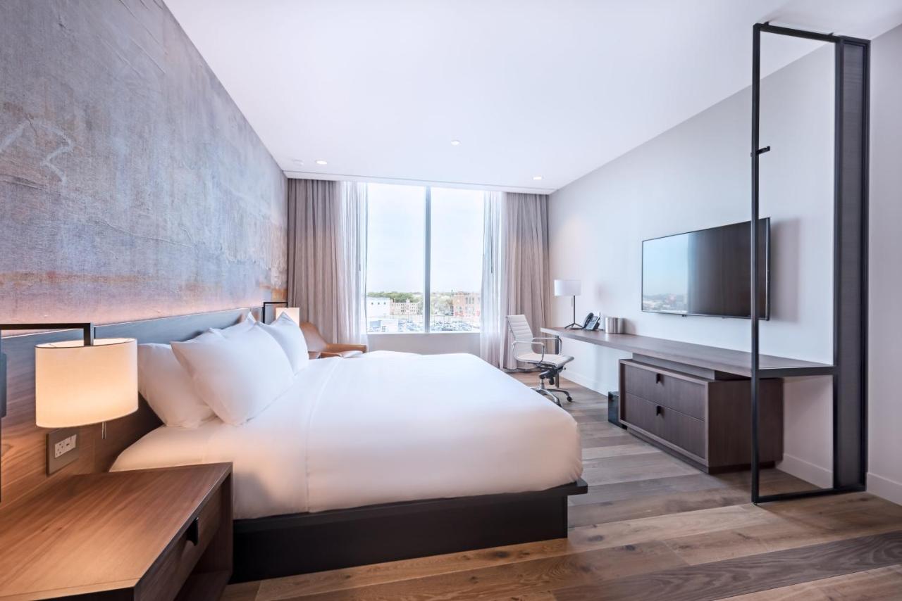Deluxe King Room at The Hotel at Midtown