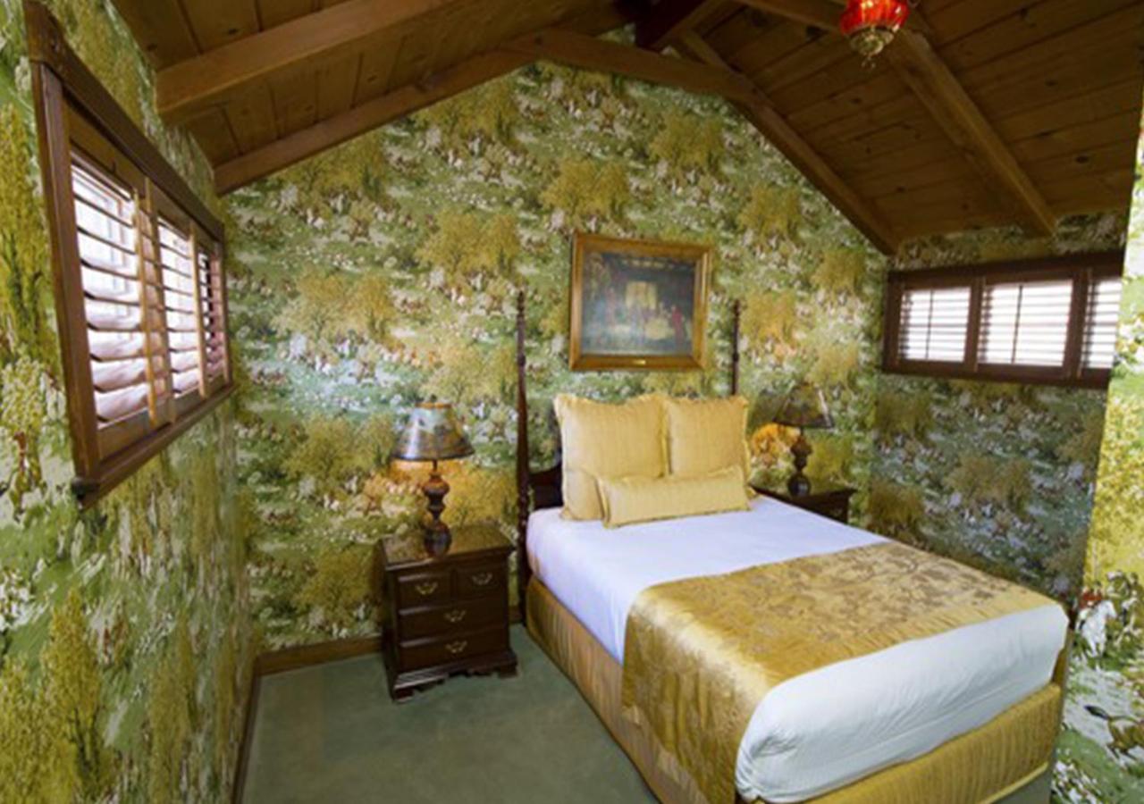 Fox & Hound at Madonna Inn