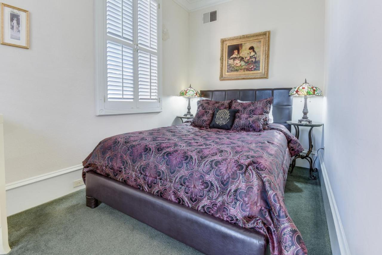 One-Bedroom Apartment at Chateau Orleans