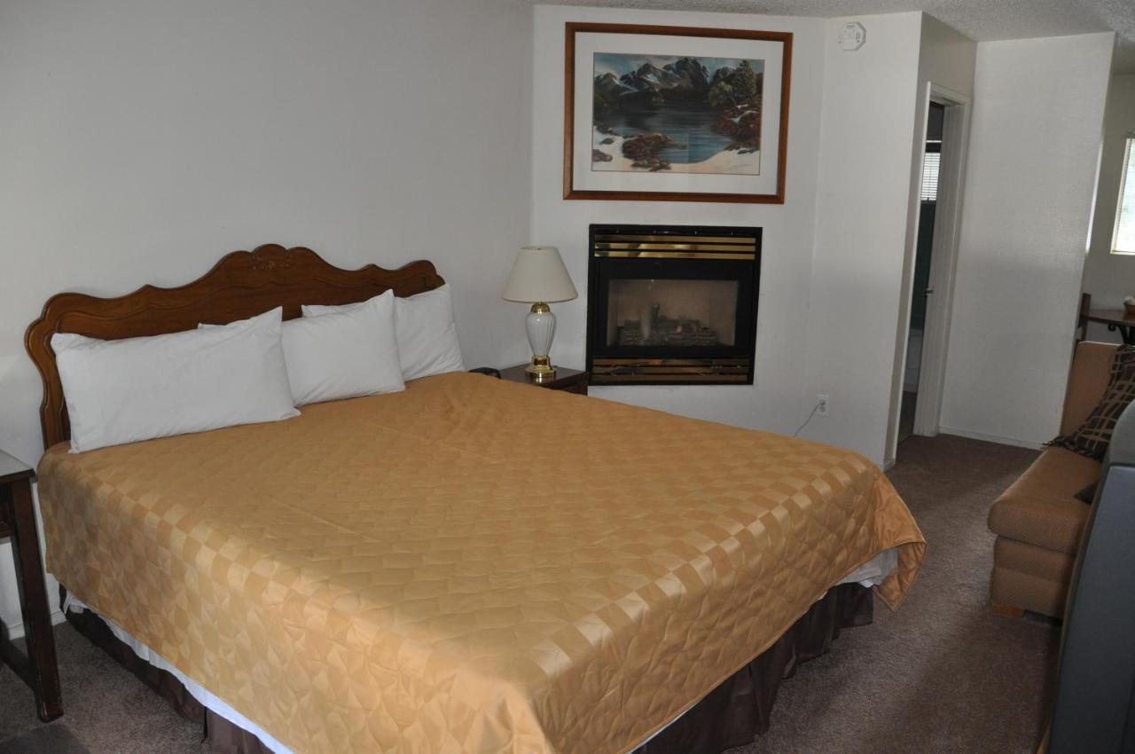 King Room with Fireplace at Cedar Inn & Suites