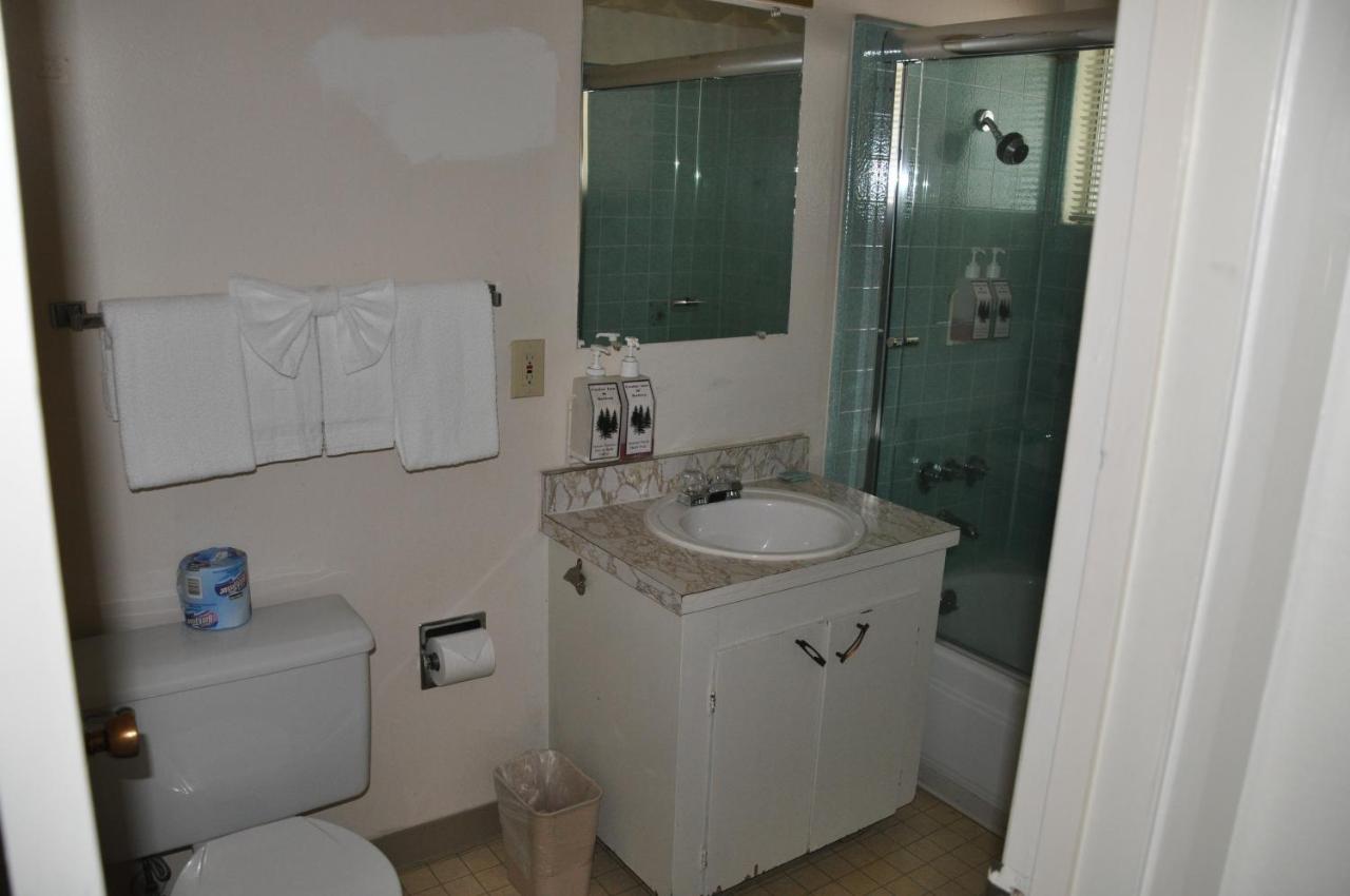 King Room with Fireplace at Cedar Inn & Suites