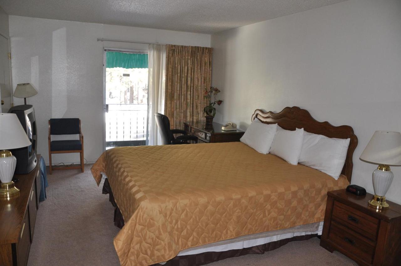 King Room with Fireplace at Cedar Inn & Suites