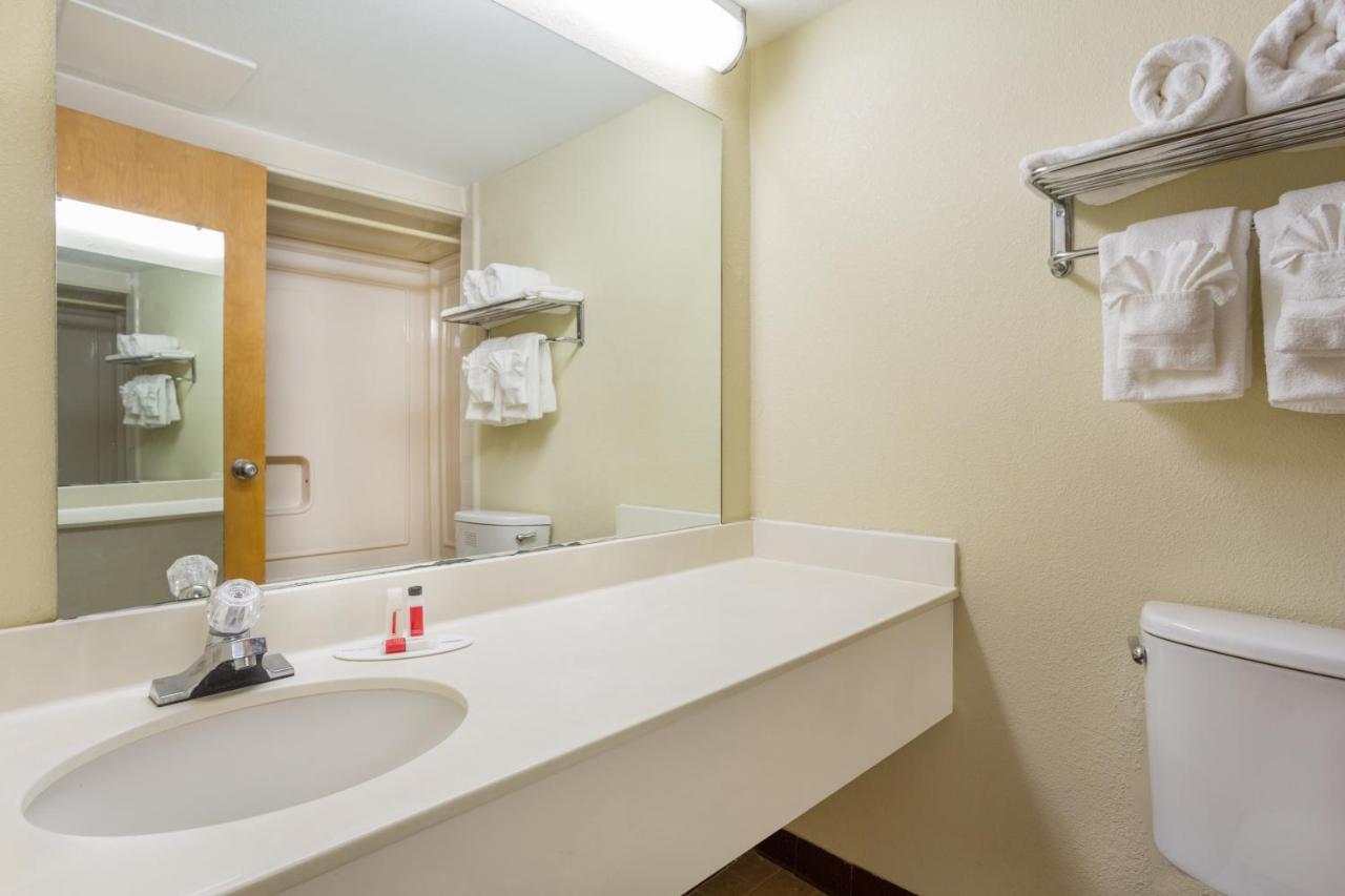 Deluxe King Room with Spa Bath- Non-Smoking at Howard Johnson by Wyndham Williamsburg