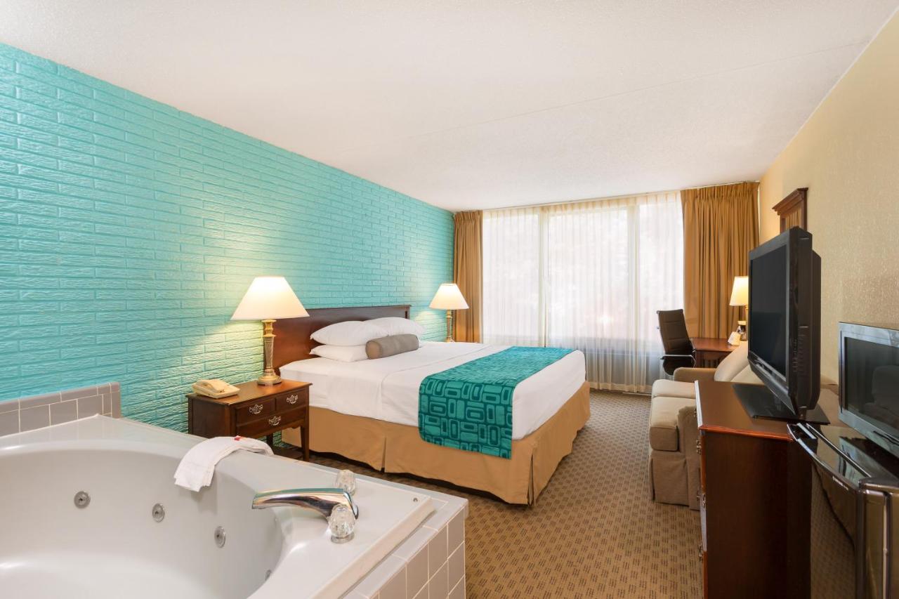 Deluxe King Room with Spa Bath- Non-Smoking at Howard Johnson by Wyndham Williamsburg