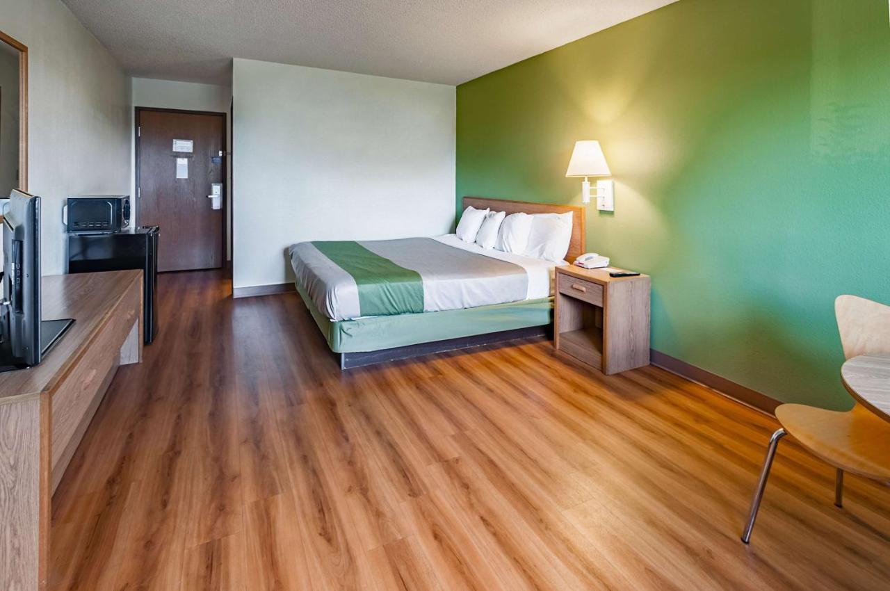 | Motel 6-Drums, PA
