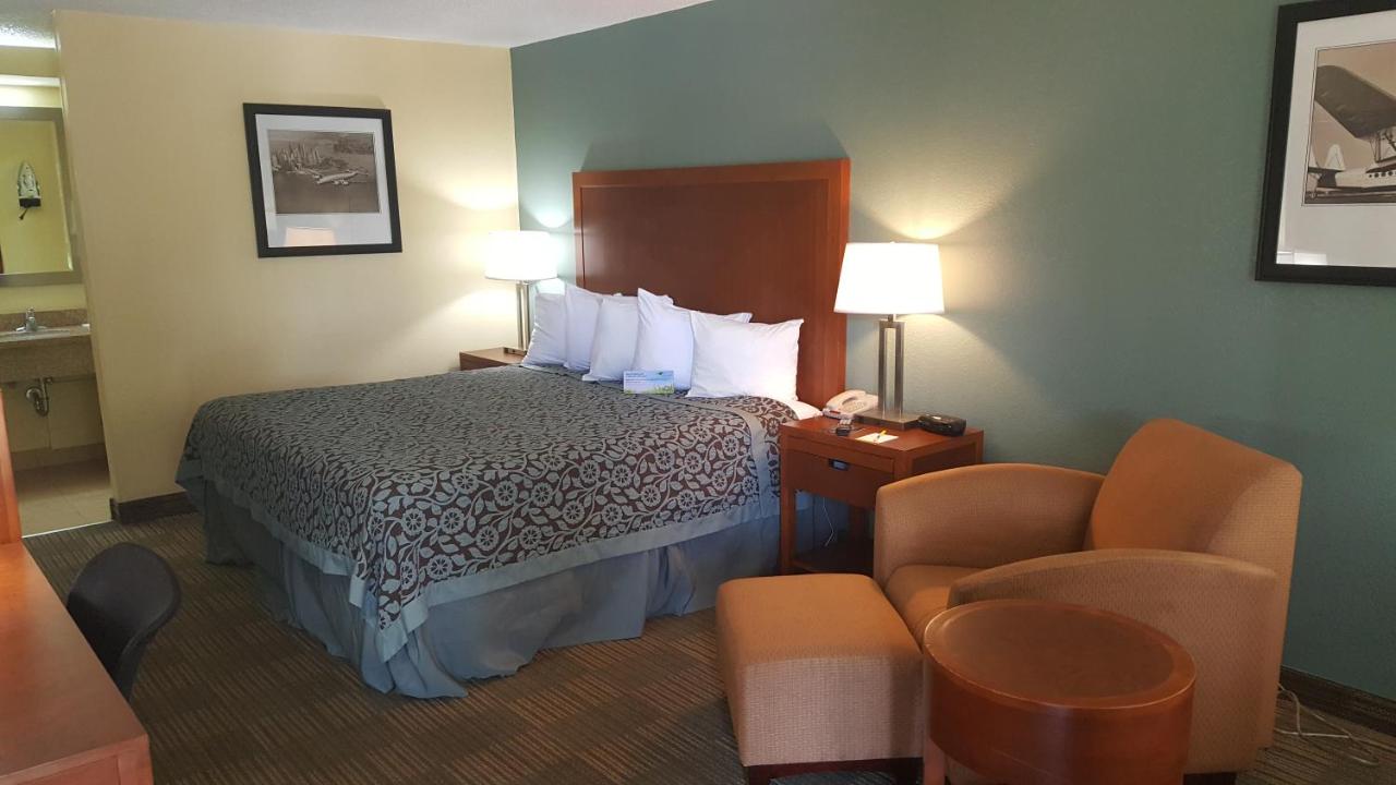 King Room with Bath Tub with Grab Bars - Mobility Accessible/Smoking at Days Inn by Wyndham Jacksonville Airport