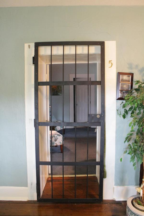  | Jailer's Inn