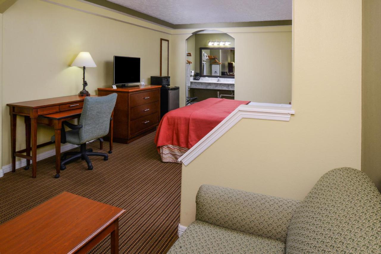 King Suite at Americas Best Value Inn & Suites Waller Prairie View