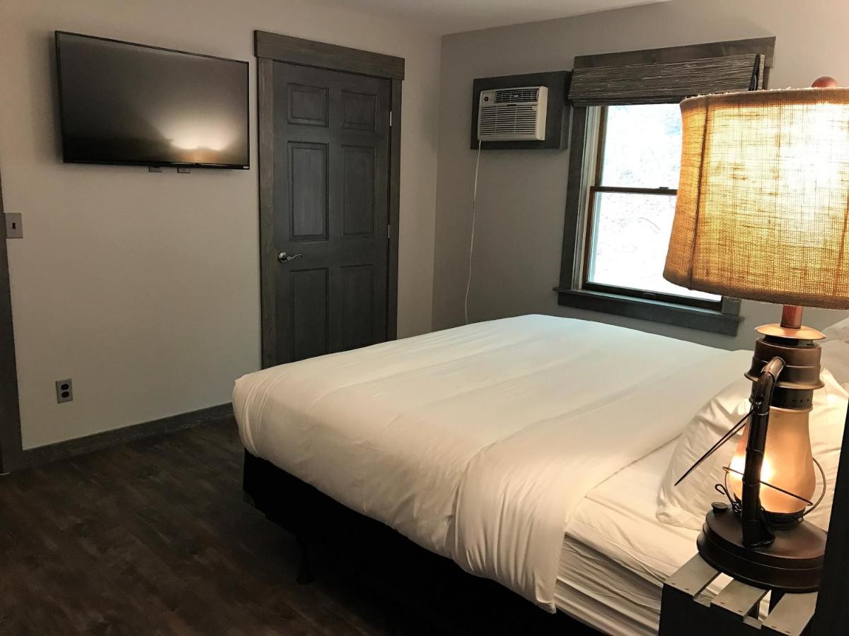  | Lake Bomoseen Lodge