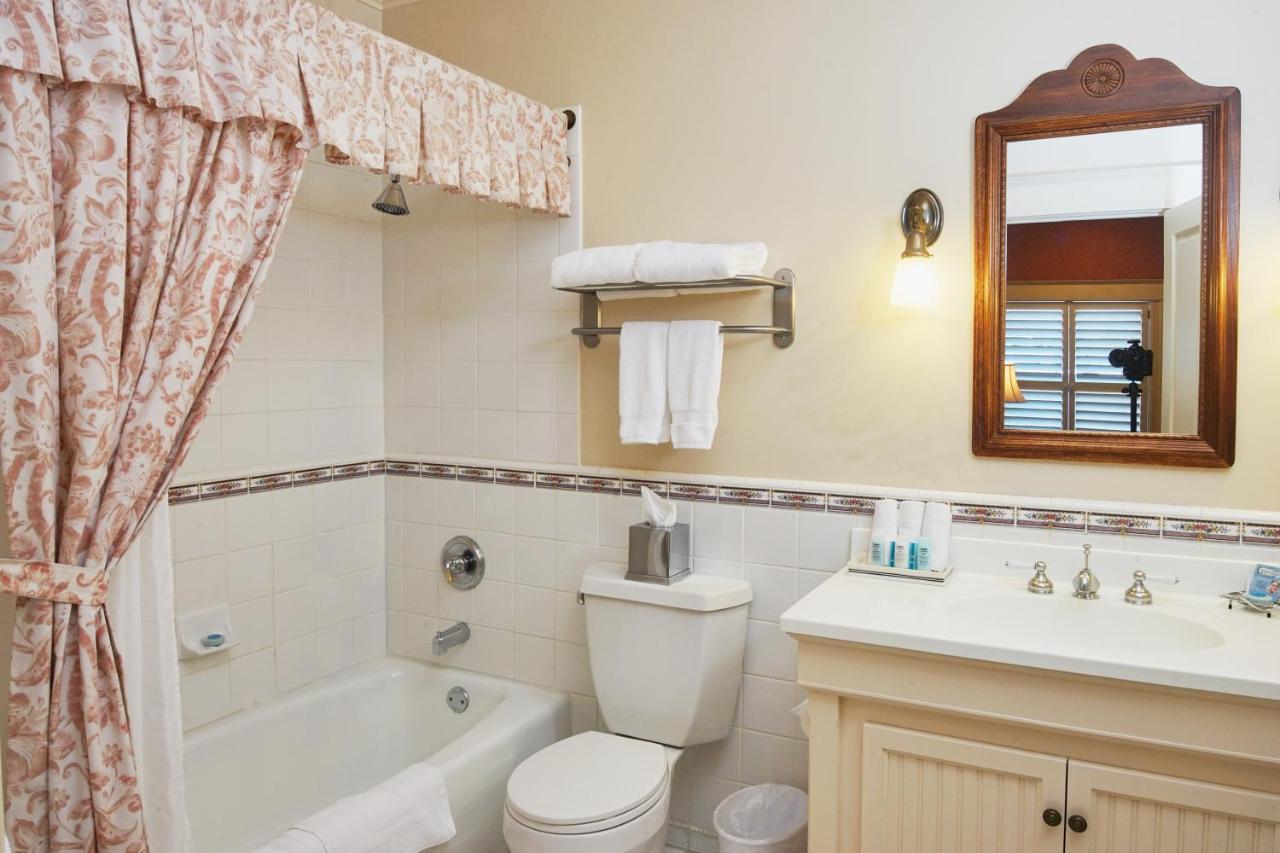Deluxe Queen Room at Hotel Mac