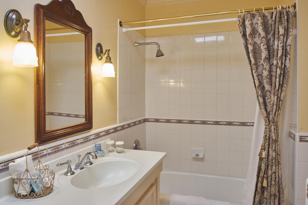 Standard Queen Room at Hotel Mac