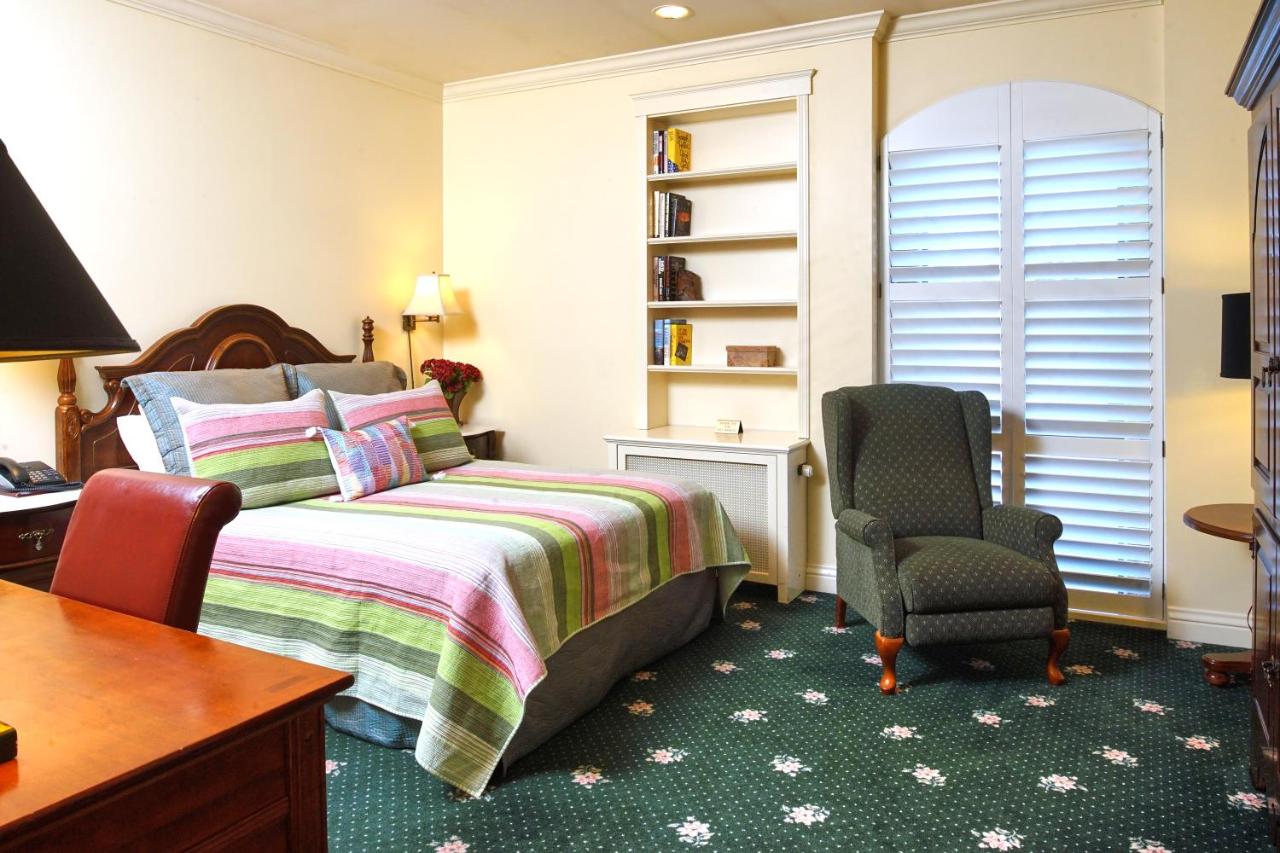 Queen Room at Hotel Mac