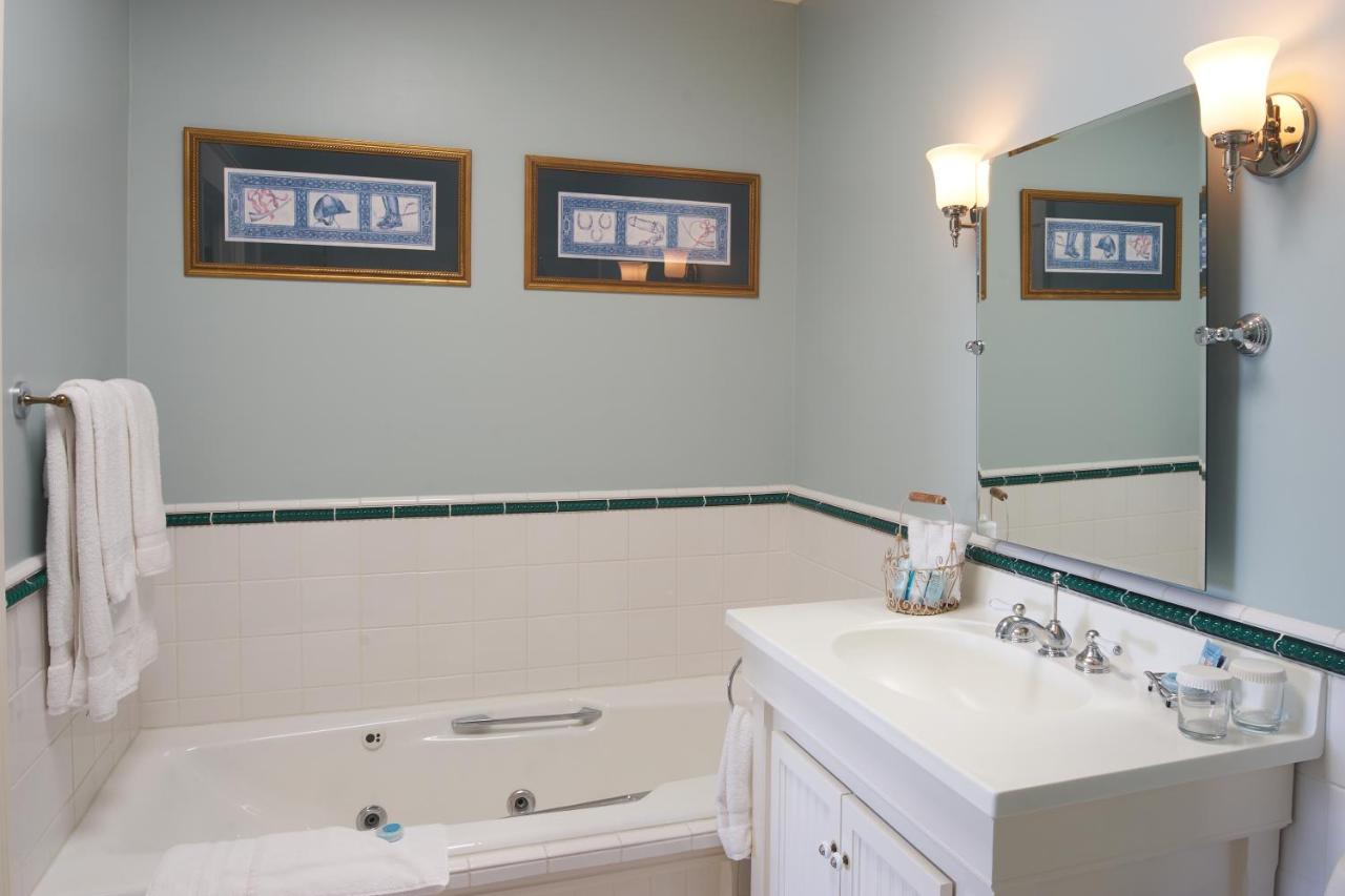 King Suite with Spa Bath at Hotel Mac