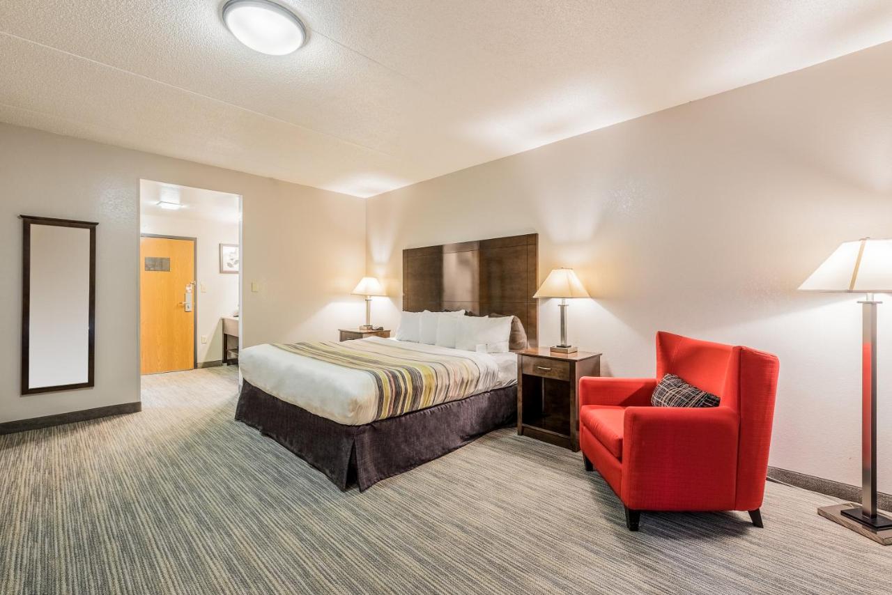 King Room with Spa Bath at Country Inn & Suites by Radisson, Cookeville, TN