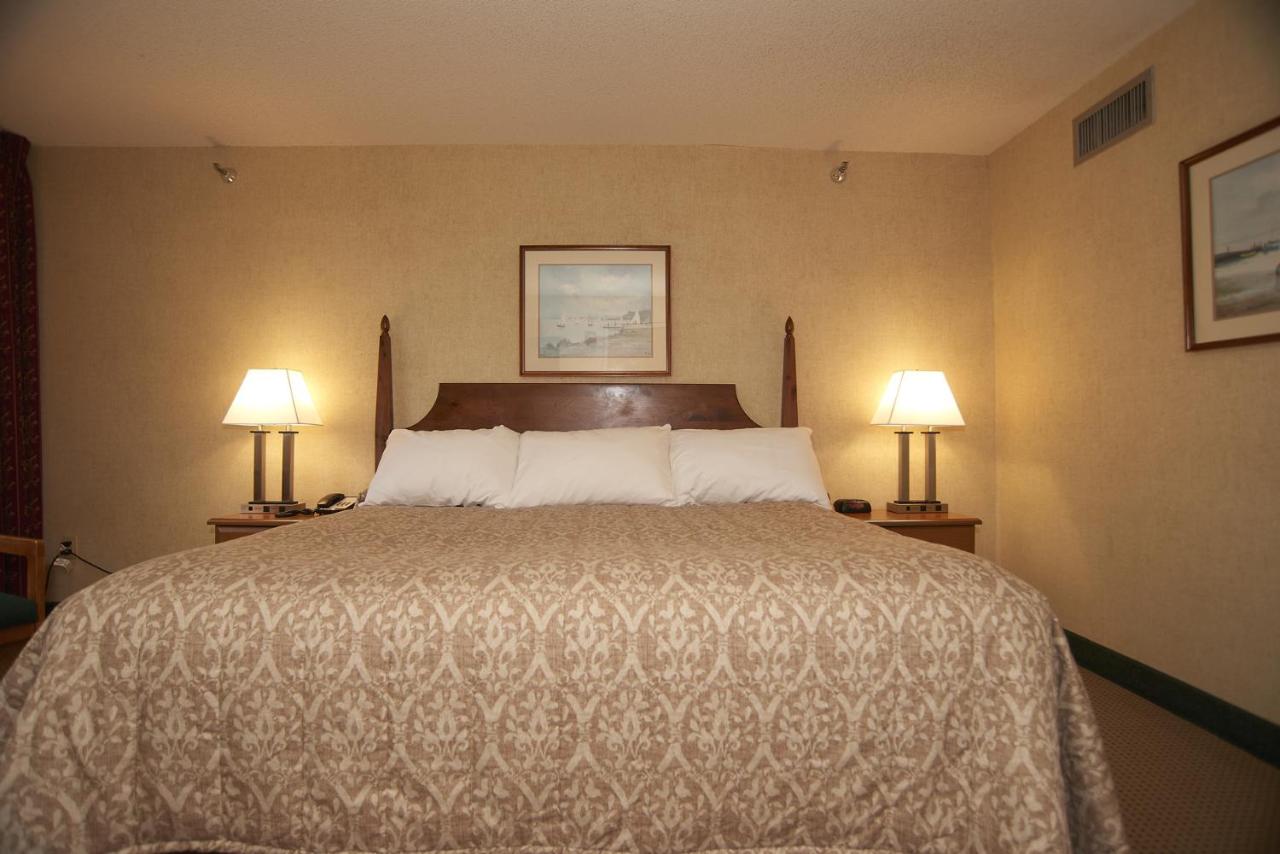 | Commodores Inn