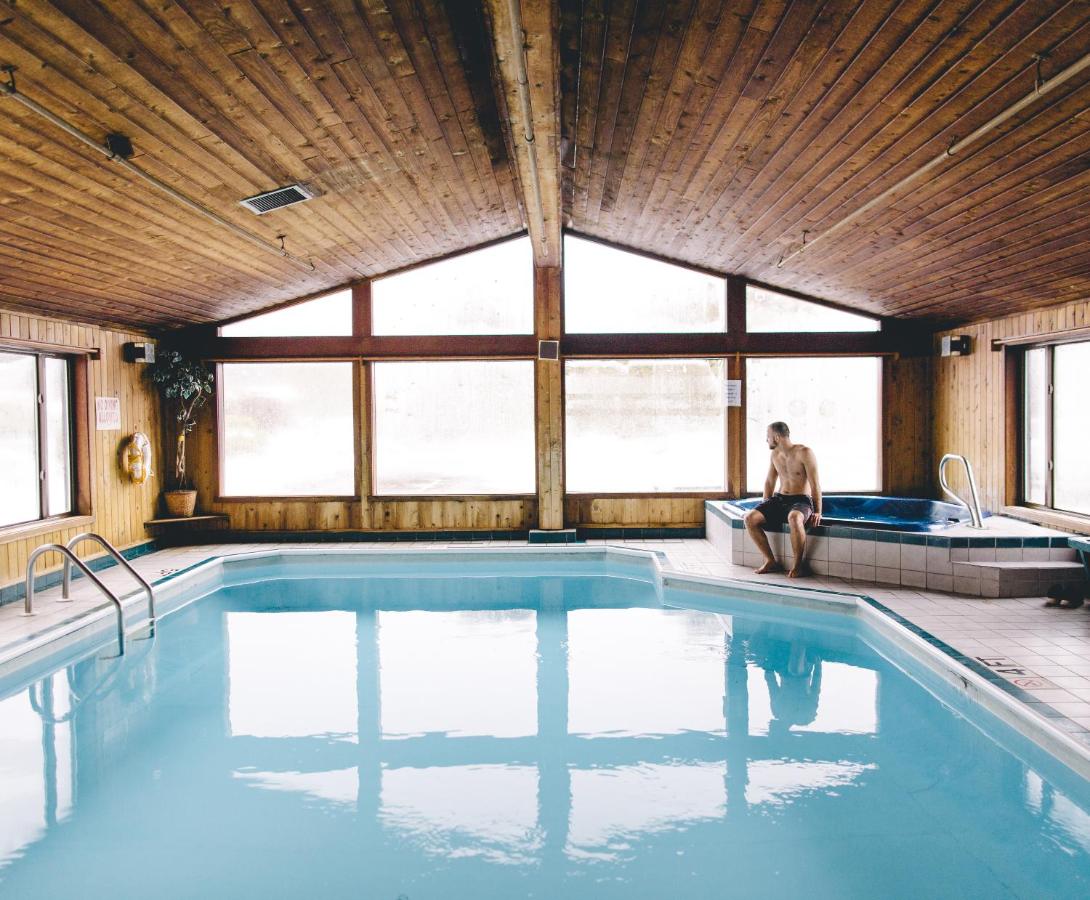 | Commodores Inn