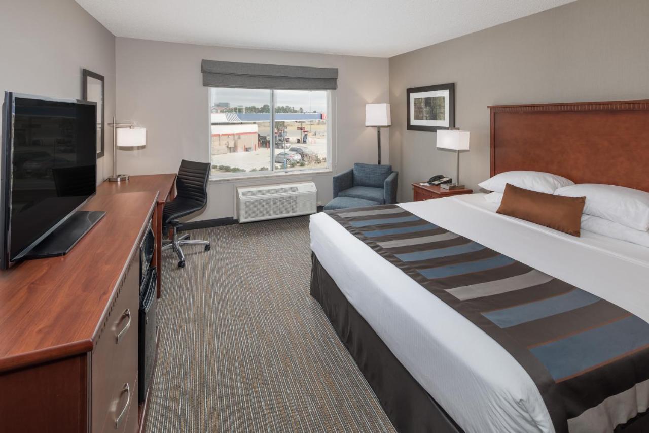 Deluxe King Room with Roll-In Shower - Disability Access/Non-Smoking at Wingate by Wyndham Shreveport Airport