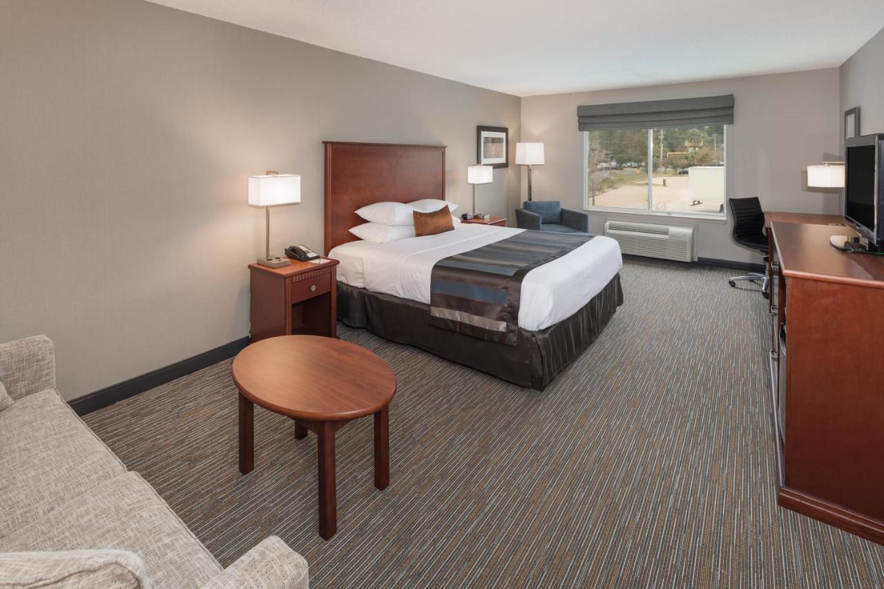 Deluxe King Room with Roll-In Shower - Disability Access/Non-Smoking at Wingate by Wyndham Shreveport Airport
