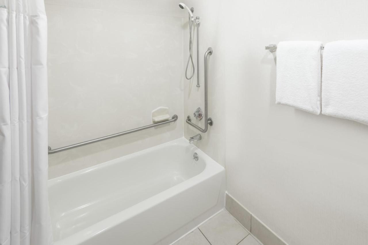 Deluxe King Room with Roll-In Shower - Disability Access/Non-Smoking at Wingate by Wyndham Shreveport Airport