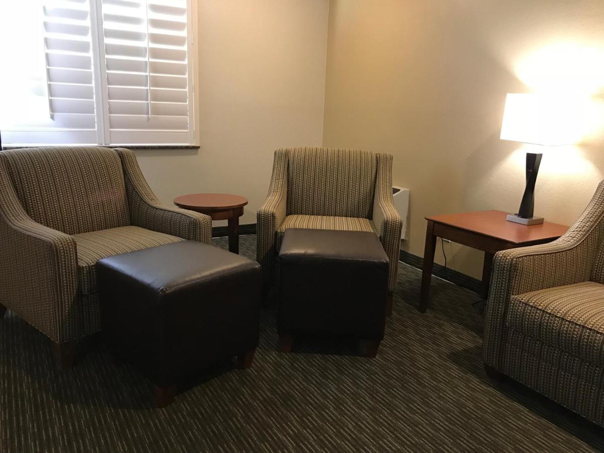King Suite with Spa Bath at Dinosaur Inn & Suites