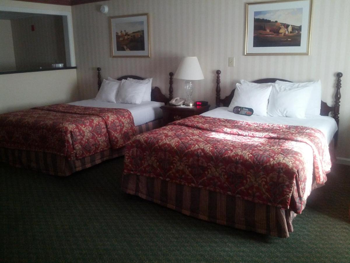 Efficiency Two Queen Beds at Fairbanks Inn