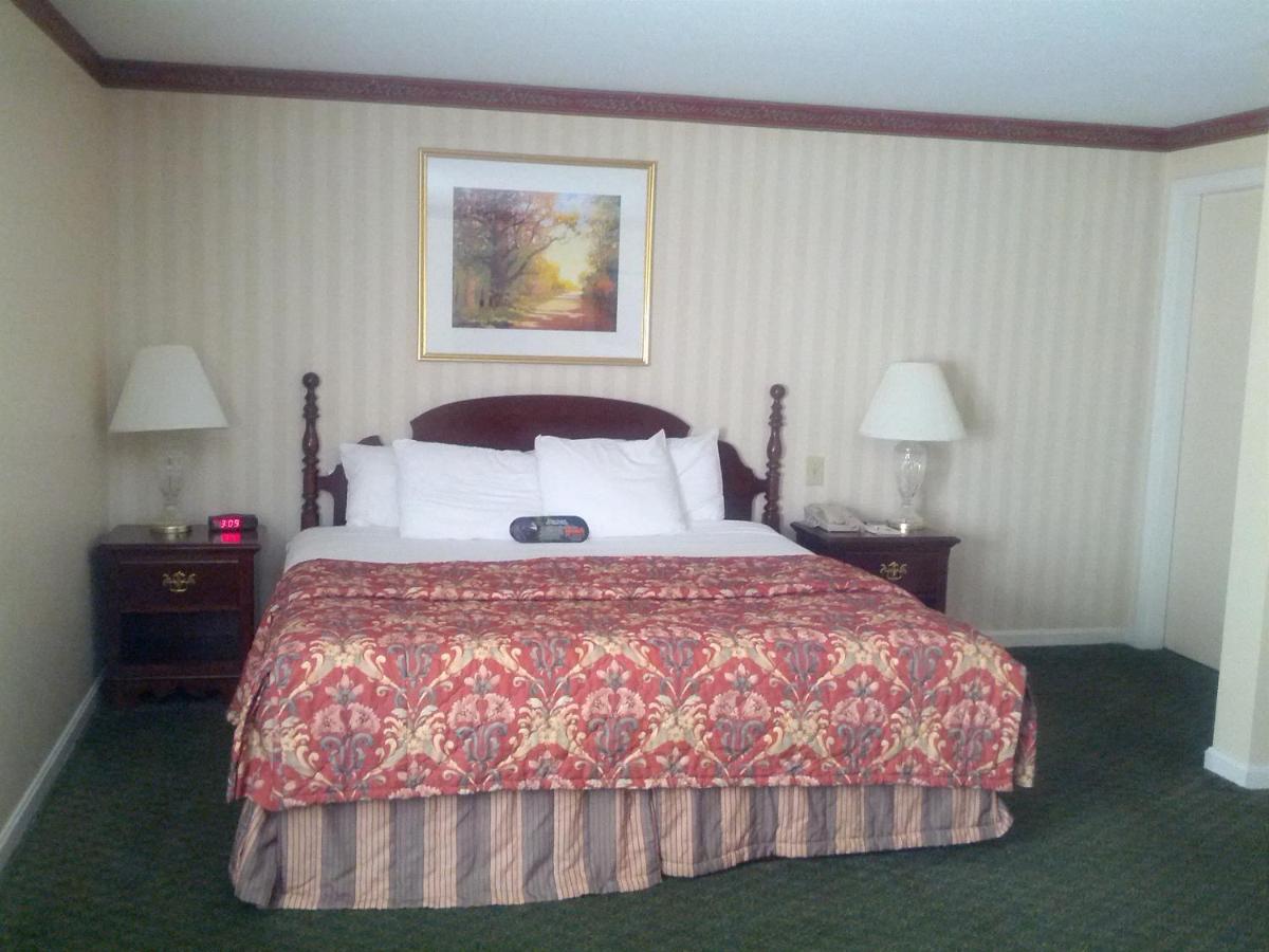 Courtyard Level with One King Bed at Fairbanks Inn