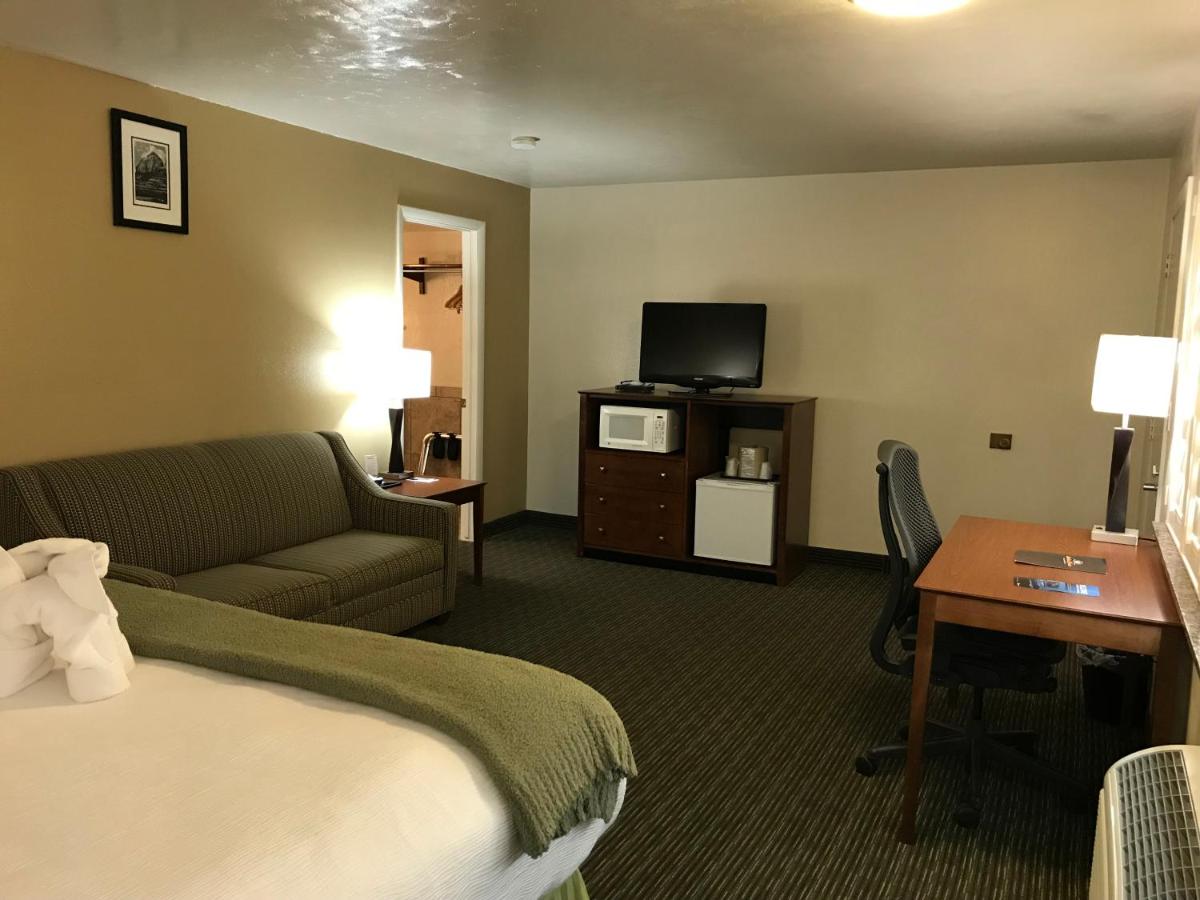 Deluxe King Room at Dinosaur Inn & Suites