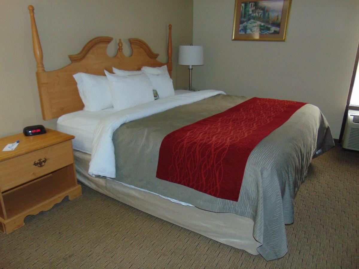 King Room with Spa Bath at Econo Lodge Newport Smoky Mountains Gateway