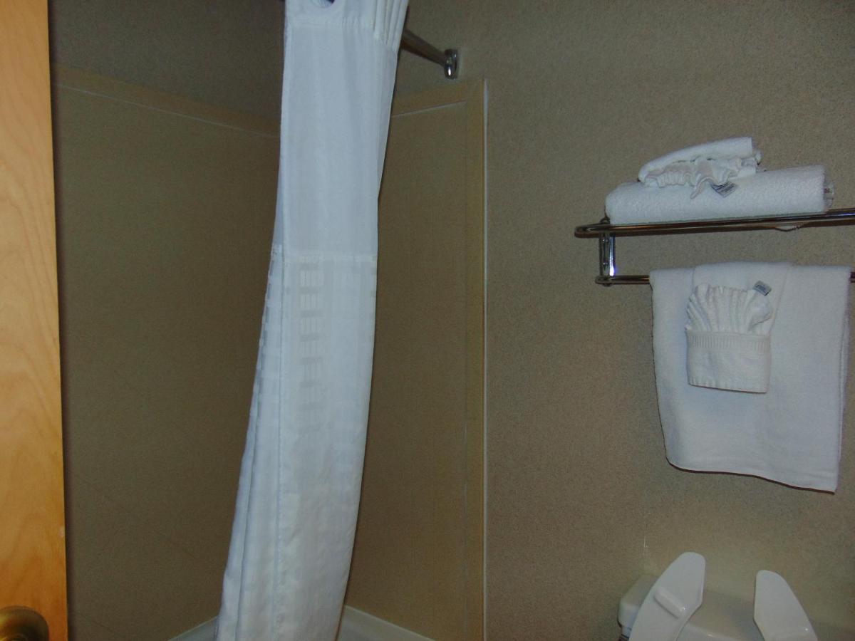 King Room with Spa Bath at Econo Lodge Newport Smoky Mountains Gateway