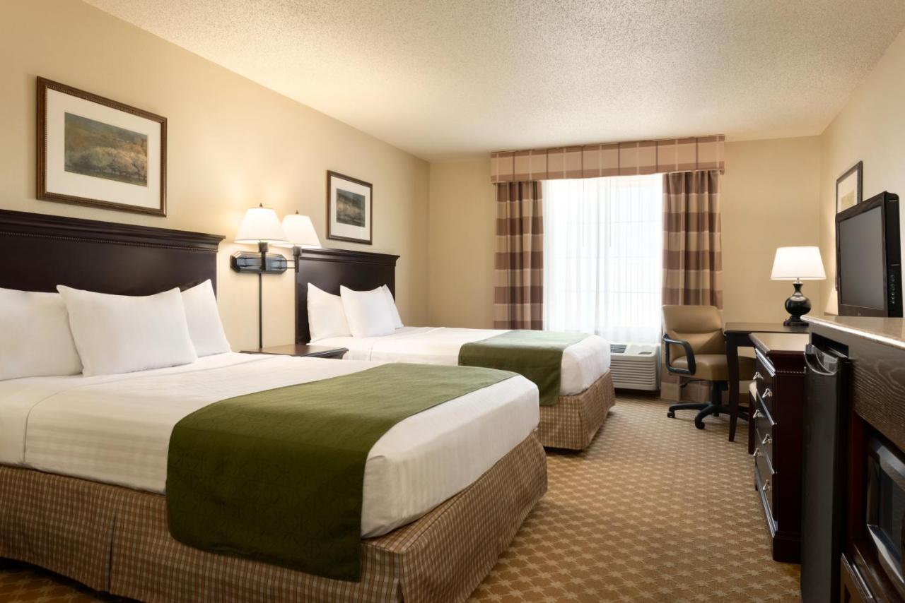 Queen Room with Two Queen Beds - Disability Access at Country Inn & Suites by Radisson, Chanhassen, MN