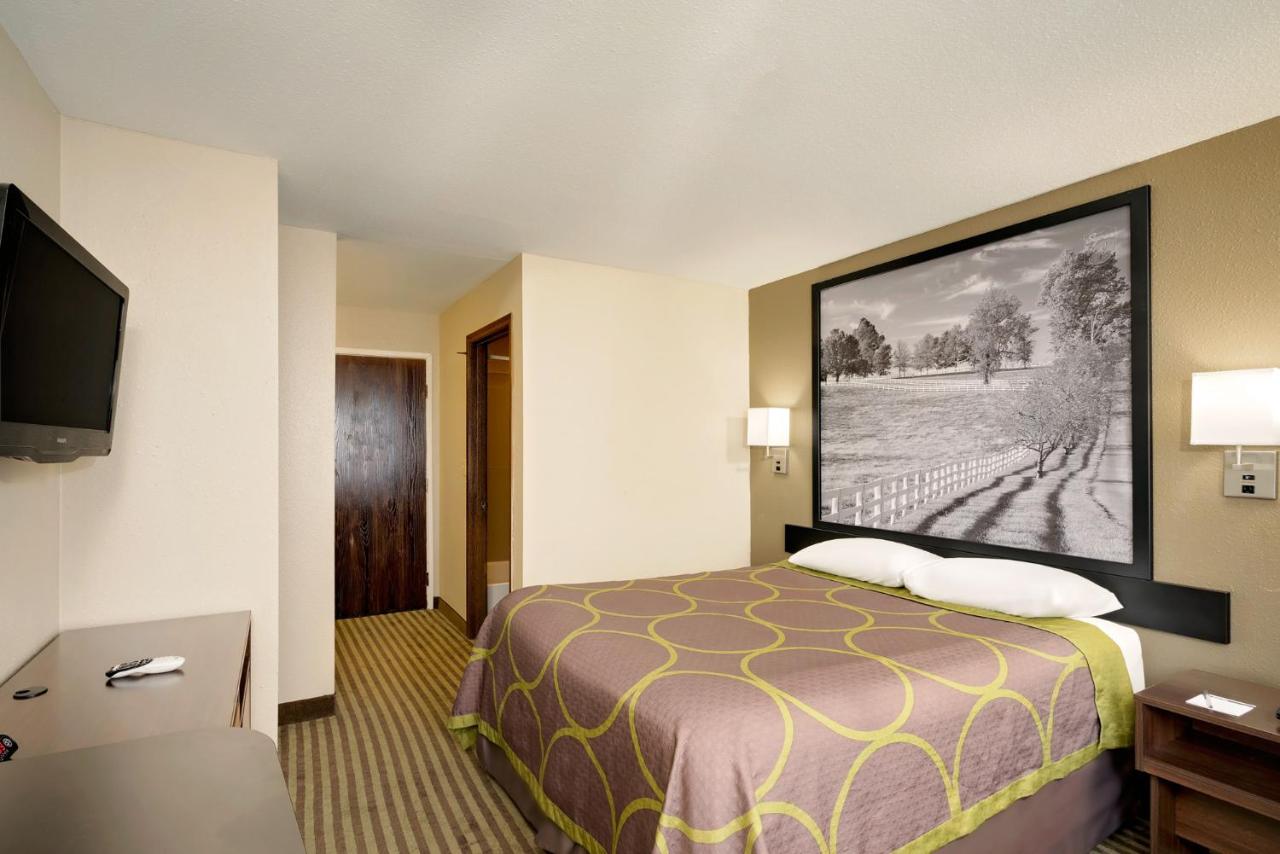 Queen Room - Non-Smoking at Super 8 by Wyndham Lexington/Hamburg Area