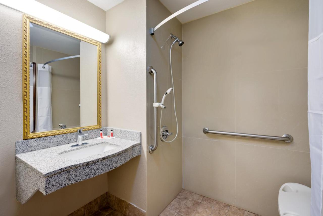 King Room - Disability Access/Non-Smoking at Super 8 by Wyndham Lexington/Hamburg Area