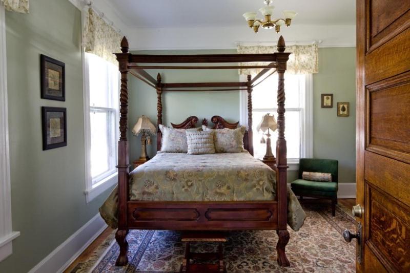 | Chestnut Street Inn