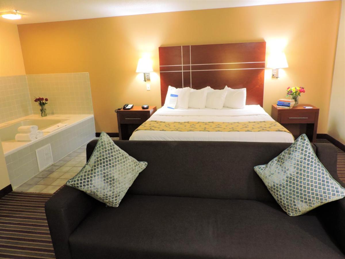 King Studio Suite - Mobility Access/Non-Smoking at Baymont by Wyndham Bowling Green