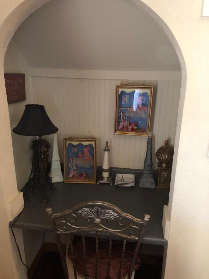 Deluxe Queen Suite at All Seasons Inn