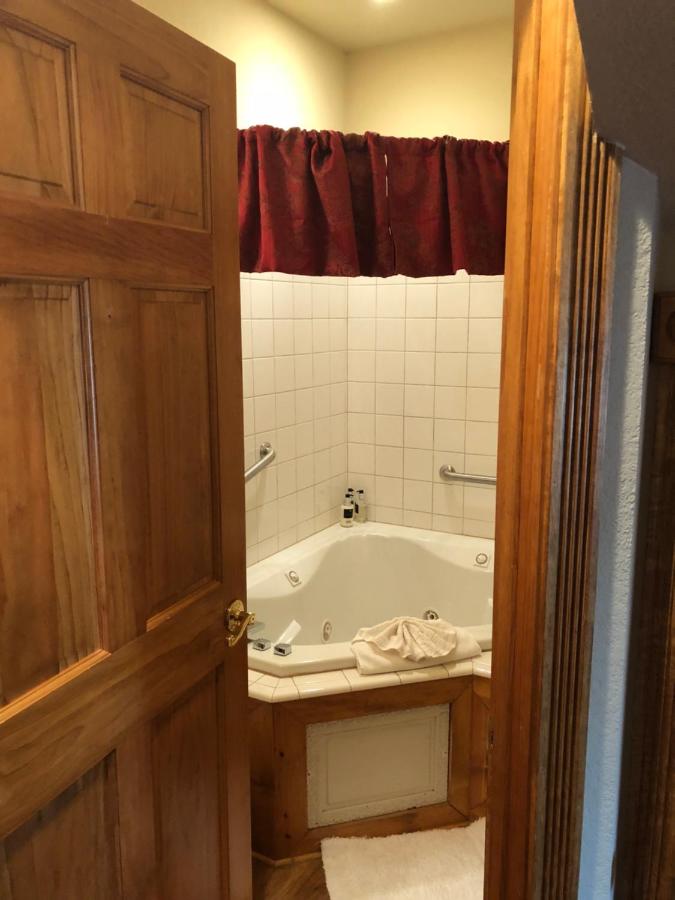 Deluxe Queen Suite at All Seasons Inn