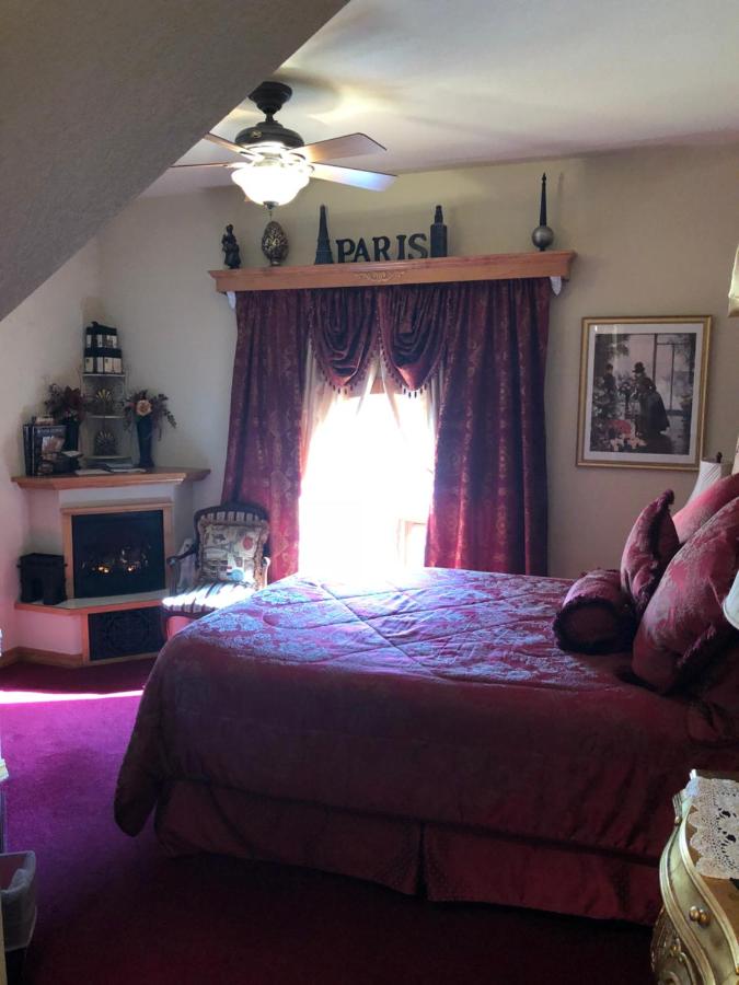 Deluxe Queen Suite at All Seasons Inn
