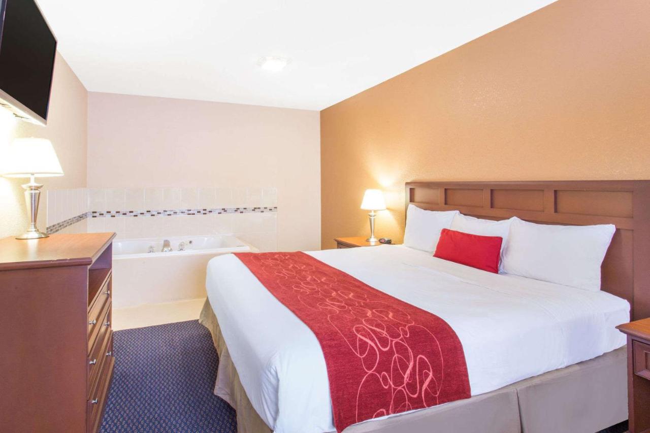One-Bedroom King Suite - Non-Smoking at Baymont by Wyndham Waukesha