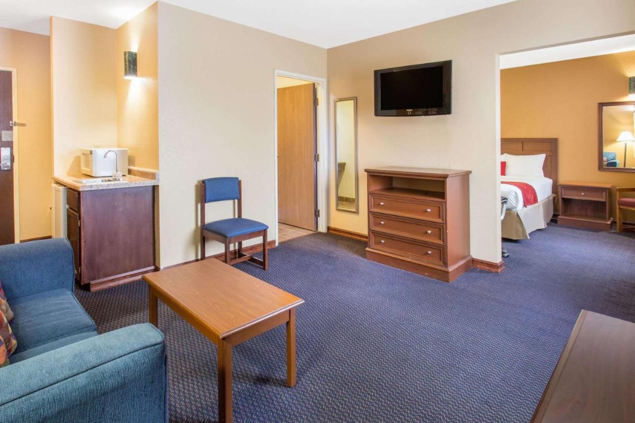 One-Bedroom King Suite - Non-Smoking at Baymont by Wyndham Waukesha