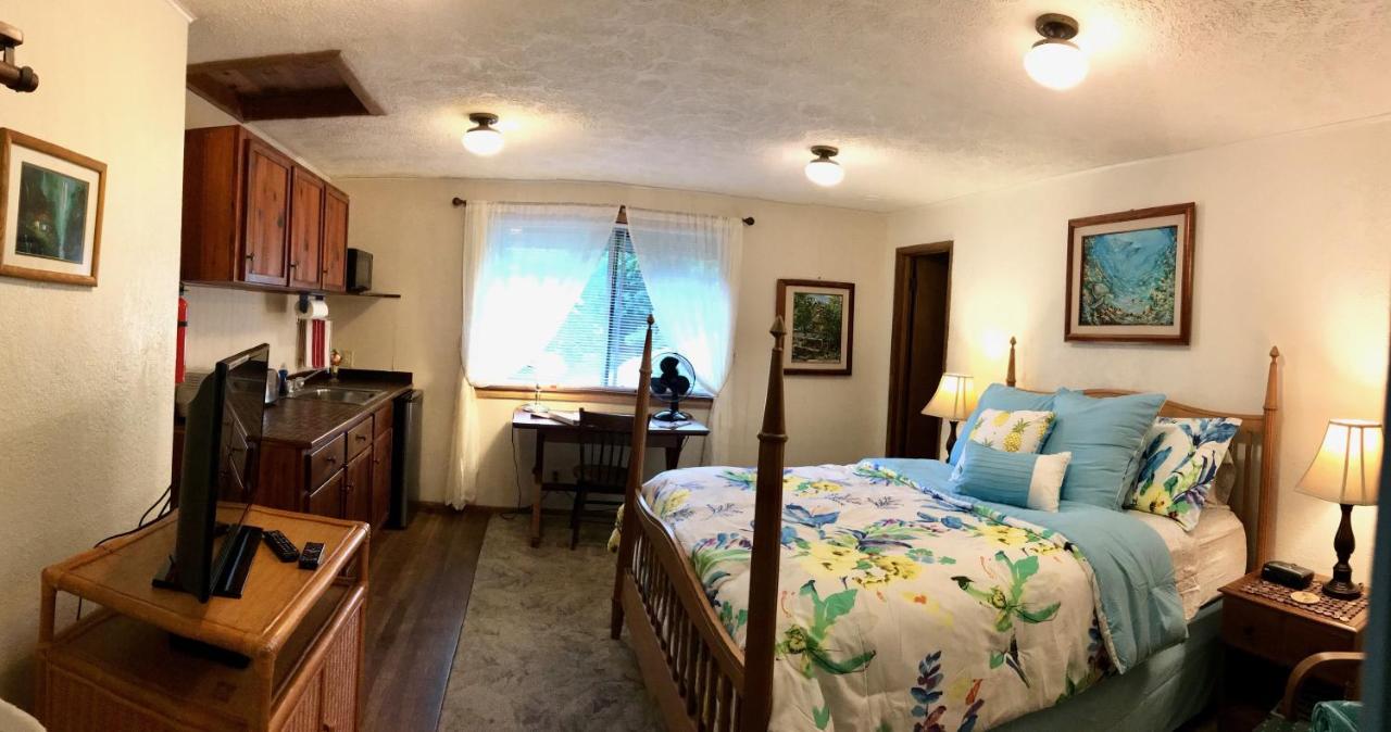 | Hale Maluhia Country Inn