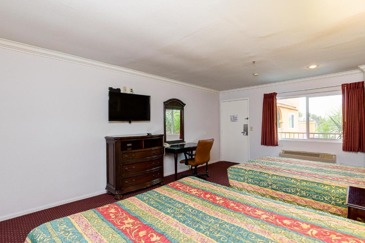 Queen Room with Two Queen Beds - Non-Smoking at Buena Vista Inn